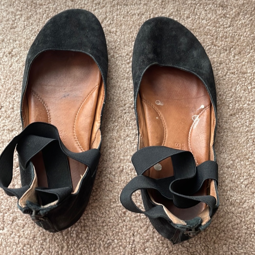 Gentle Souls by Kenneth Cole black, ballet flats with ankle elastic straps. 7.5M
